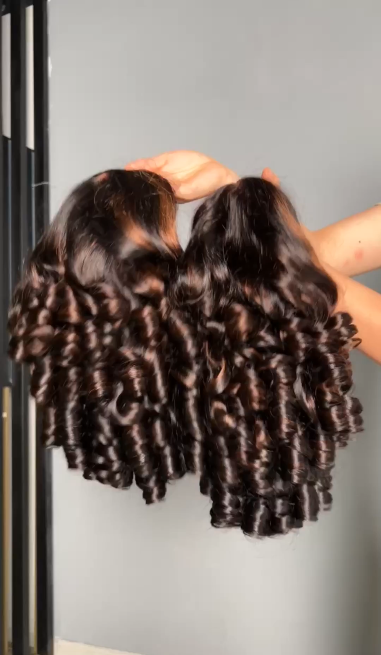 Bouncy Curly Closure